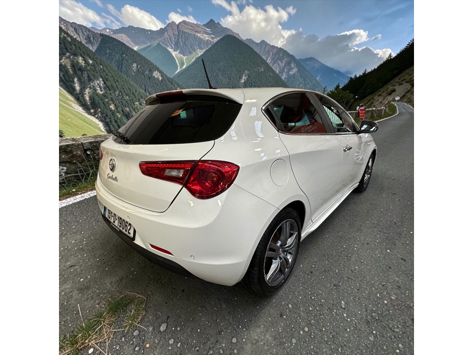 2015 Alfa Romeo Giulietta - image 2