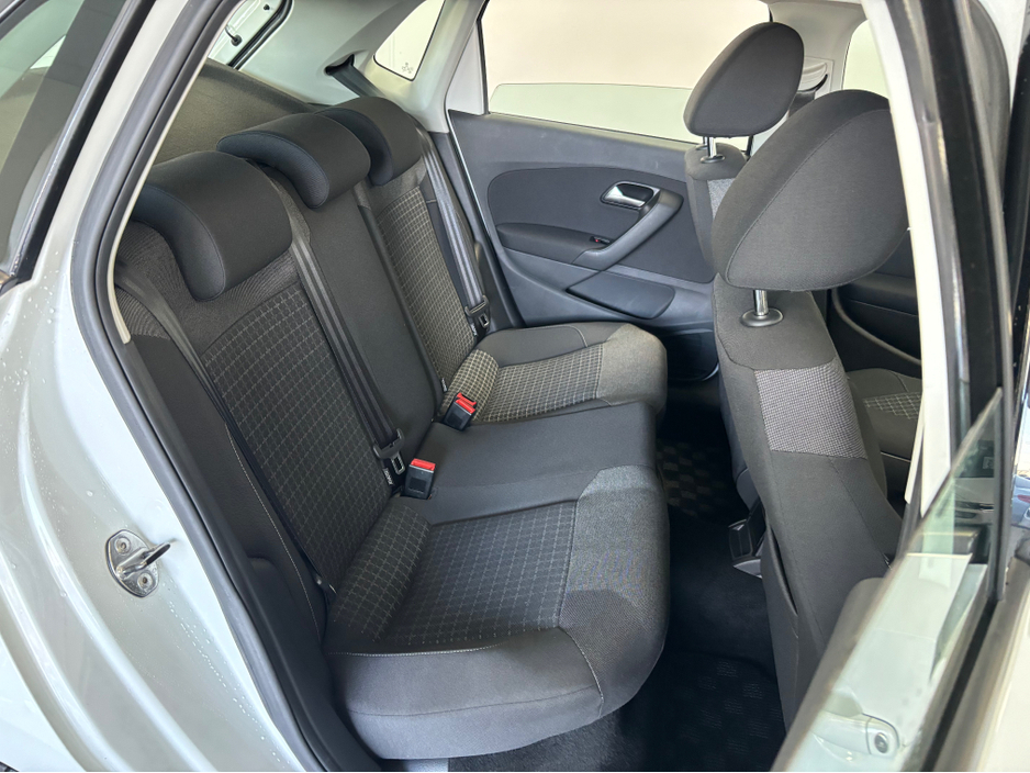 2016 Volkswagen Polo - image 12