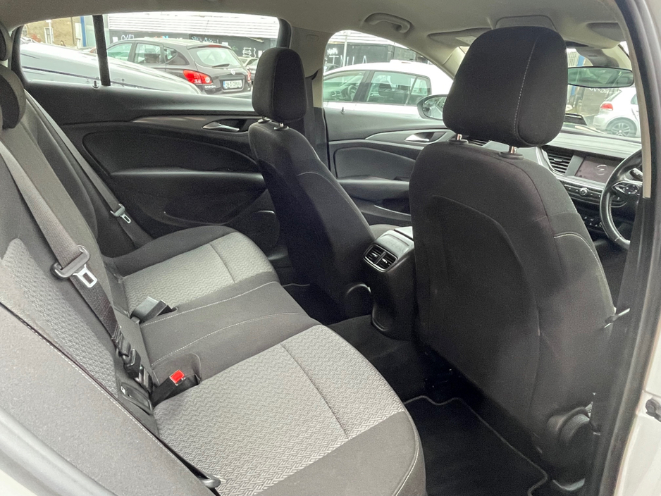 2021 Opel Insignia - image 8