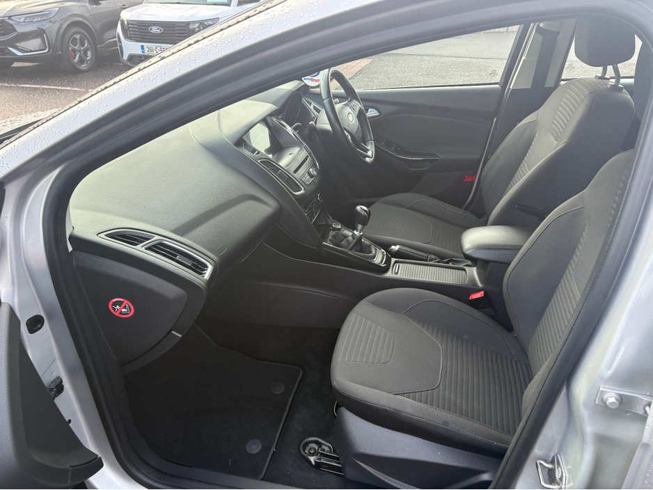 2017 Ford Focus - image 8