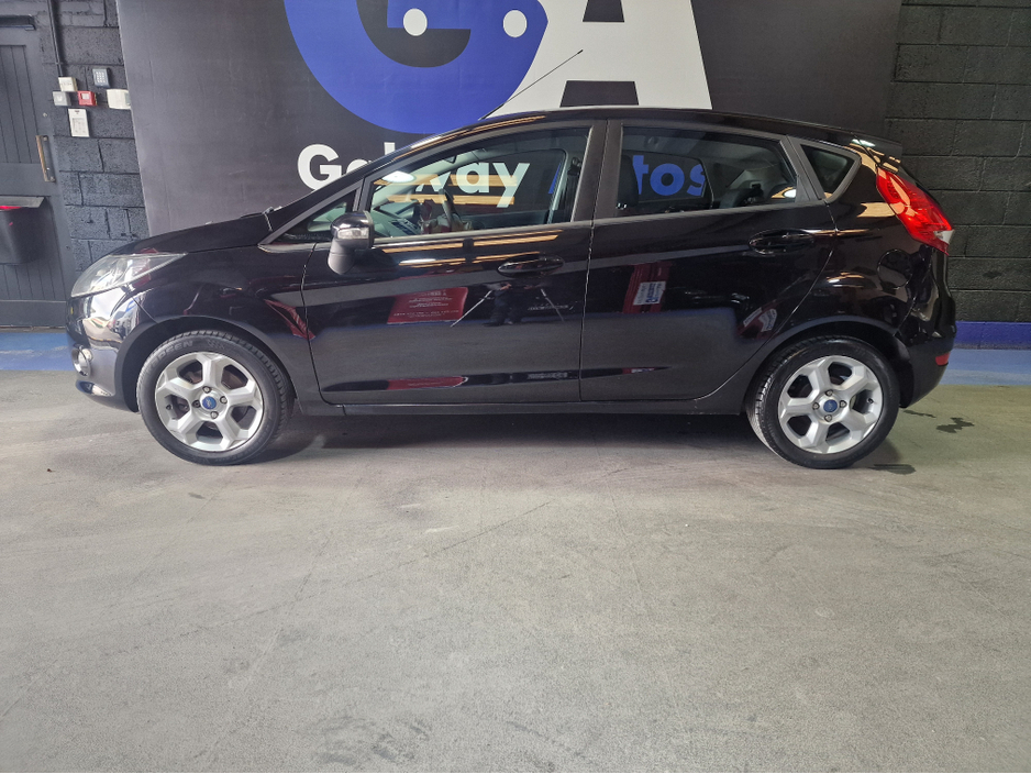 2011 Ford Fiesta - image 5