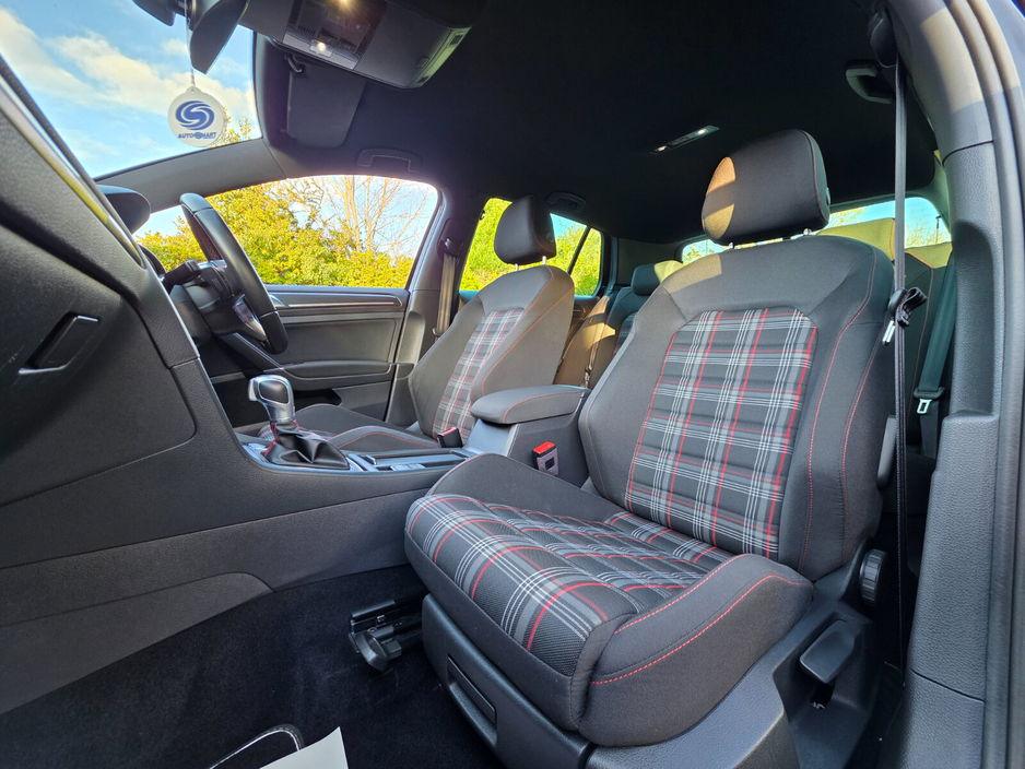 2017 Volkswagen Golf - image 21