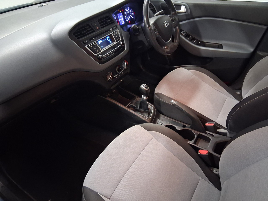 2015 Hyundai i20 - image 8