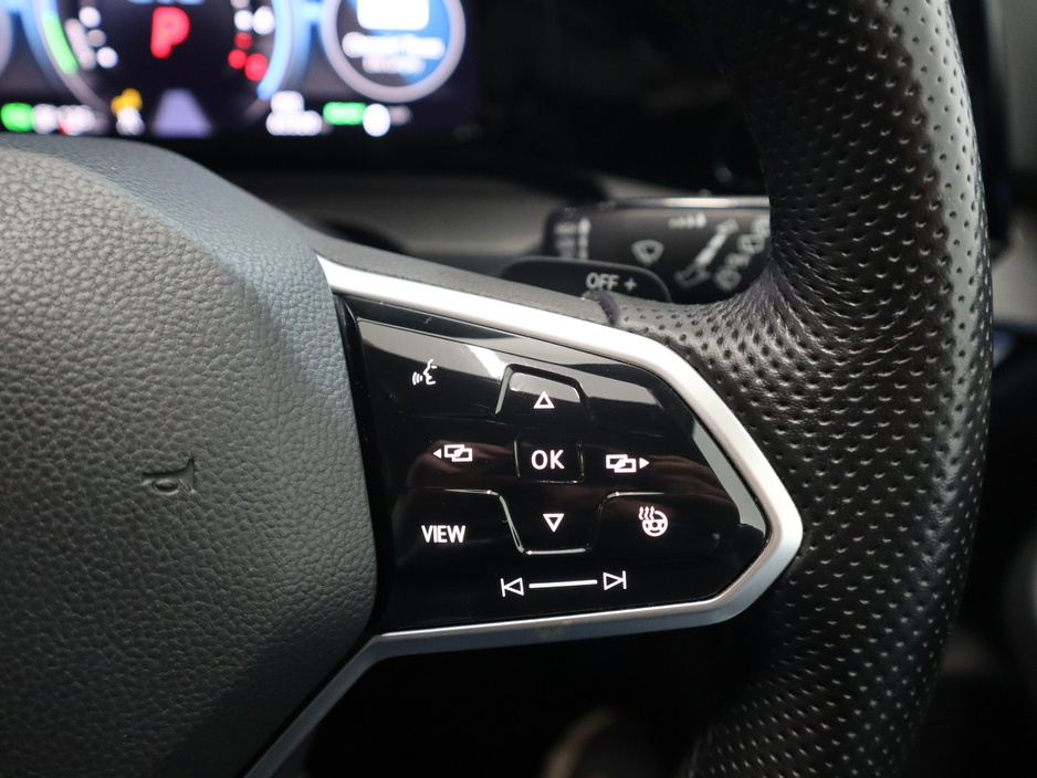 2023 Volkswagen Golf - image 13