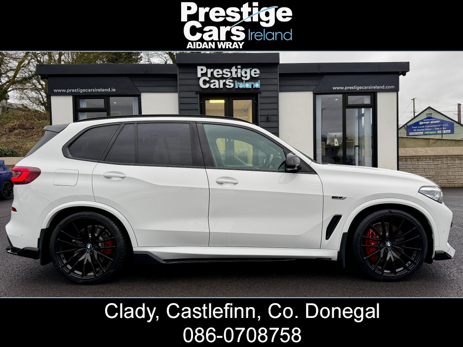2022 BMW X5 XDRIVE 45E M SPORT AUTO,M PERFORMANCE BODY KIT,ALPINE WHITE,PLUS PACK,TECH PACK,HEAD UP DISPLAY,HEATED LEATHER,APPLE CAR PLAY,ADJUSTABLE SUSPENSION,CAMERAS,FACTORY UP GRADED BRAKES,FBMWSH,HIGH SPEC €64,950