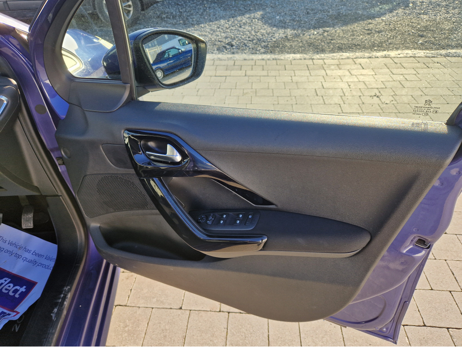 2015 Peugeot 208 - image 12