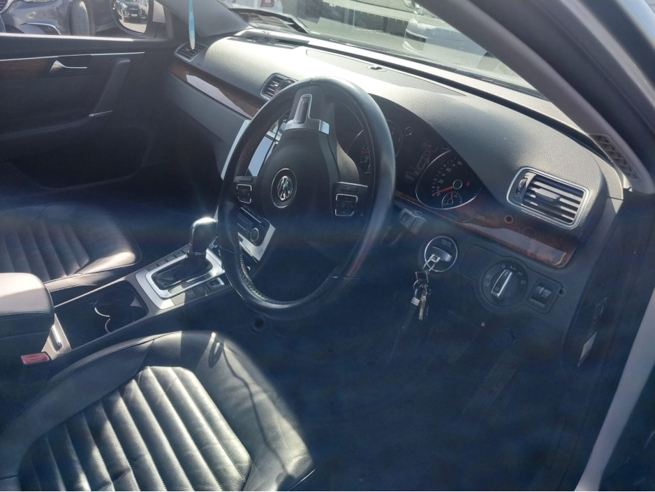 2011 Volkswagen Passat - image 7