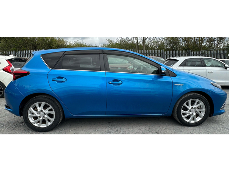 2016 Toyota Auris - image 5