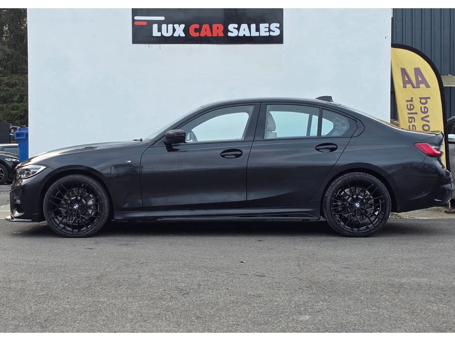 2021 BMW 3 Series - image 3