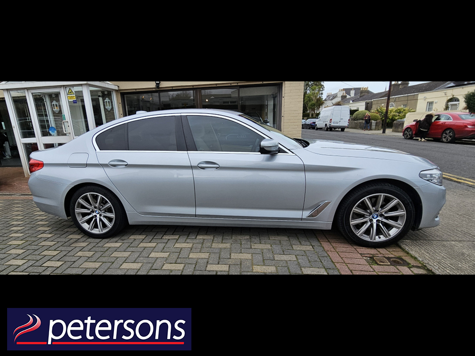 2020 BMW 5 Series - image 9