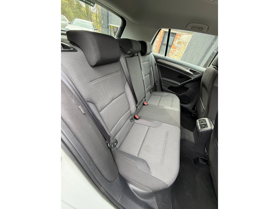 2013 Volkswagen Golf - image 14