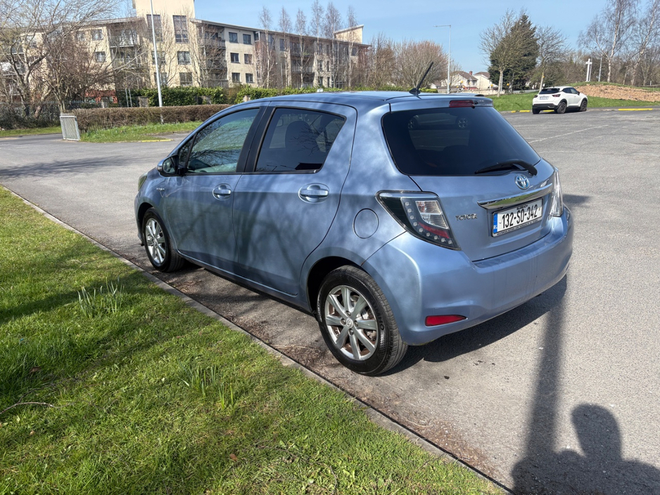 2013 Toyota Vitz - image 6