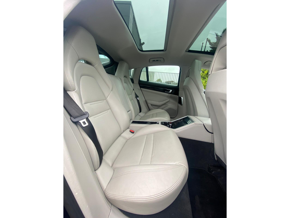 2017 Porsche Panamera - image 7