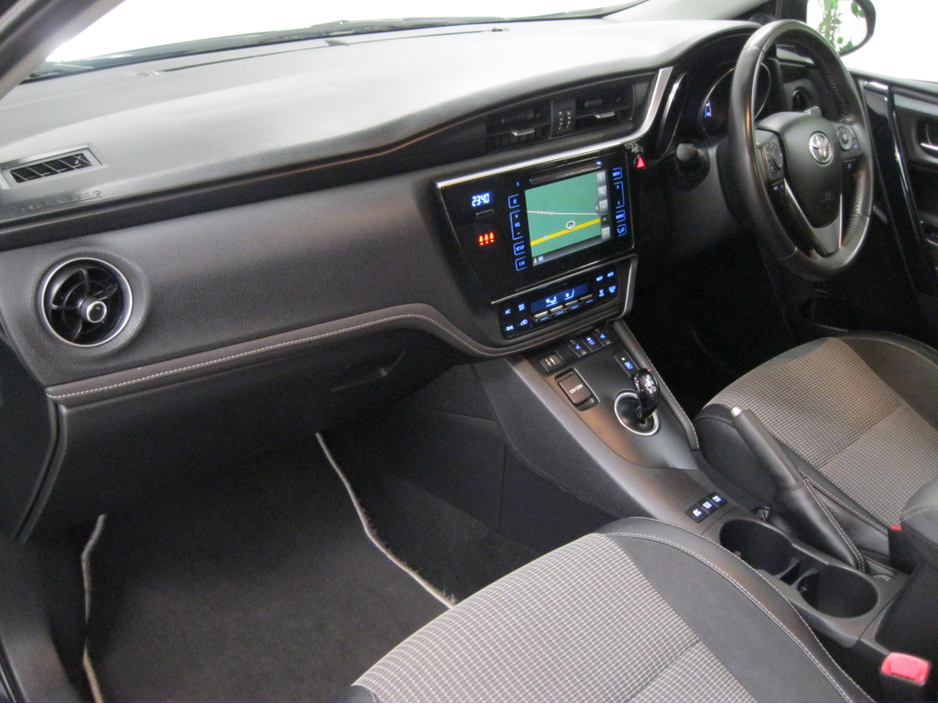 2016 Toyota Auris - image 18