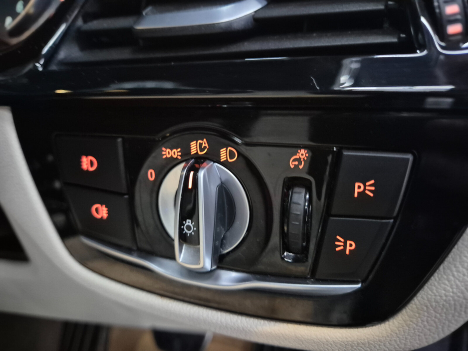 2017 BMW 5 Series - image 19