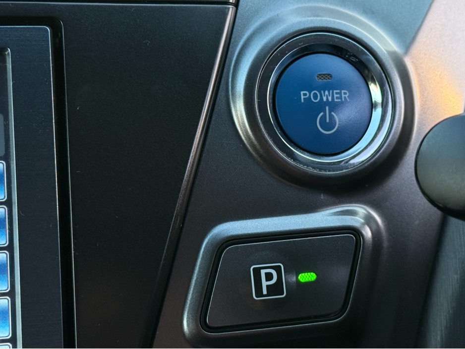 2013 Toyota Prius Alpha - image 18