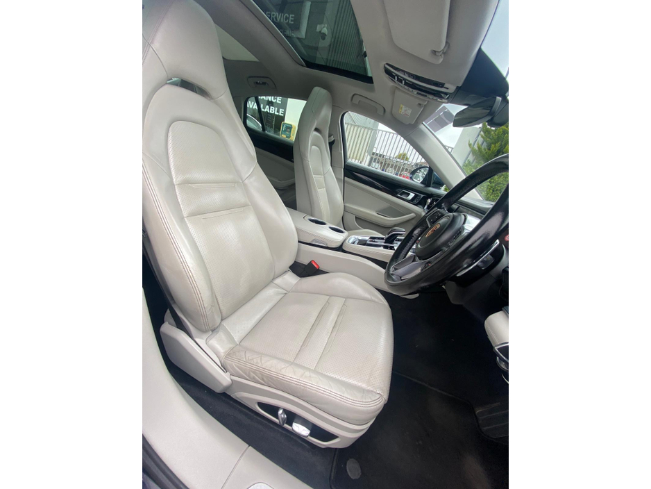 2017 Porsche Panamera - image 6