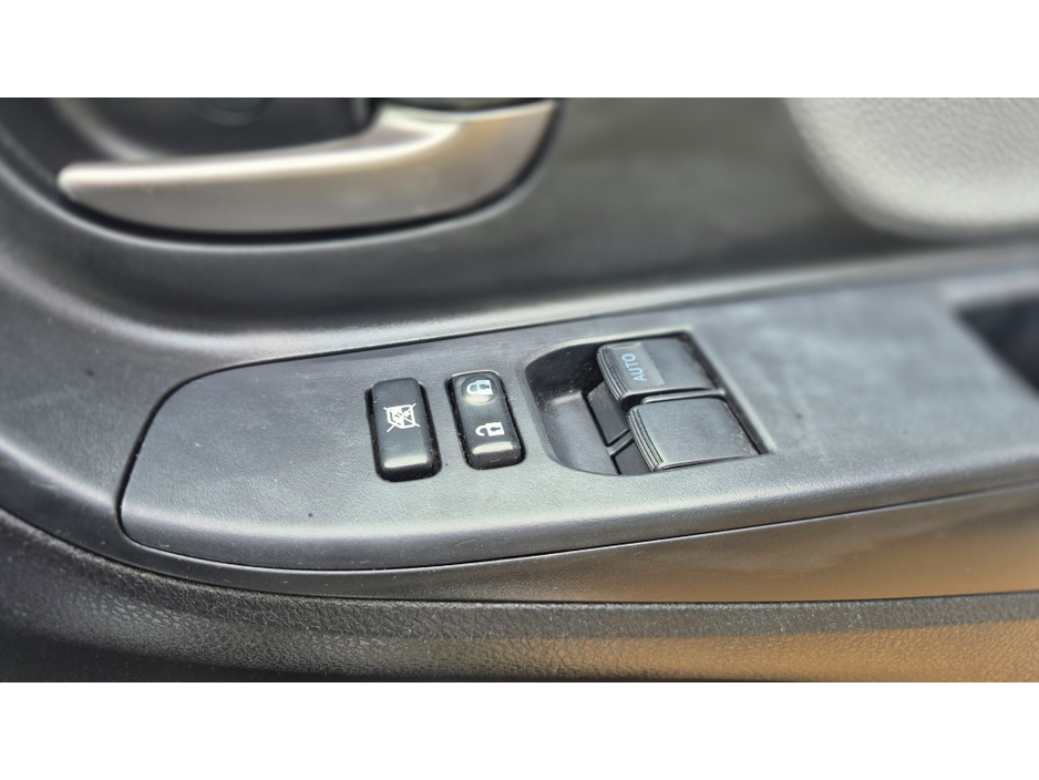 2016 Toyota Vitz - image 25