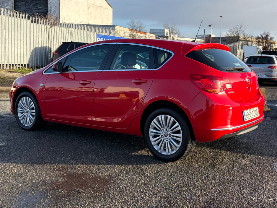 2015 Opel Astra - image 4