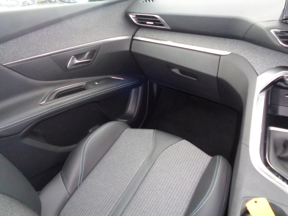 2022 Peugeot 3008 - image 12