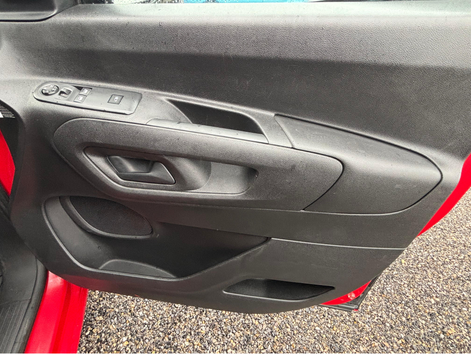 2021 Peugeot Partner - image 9