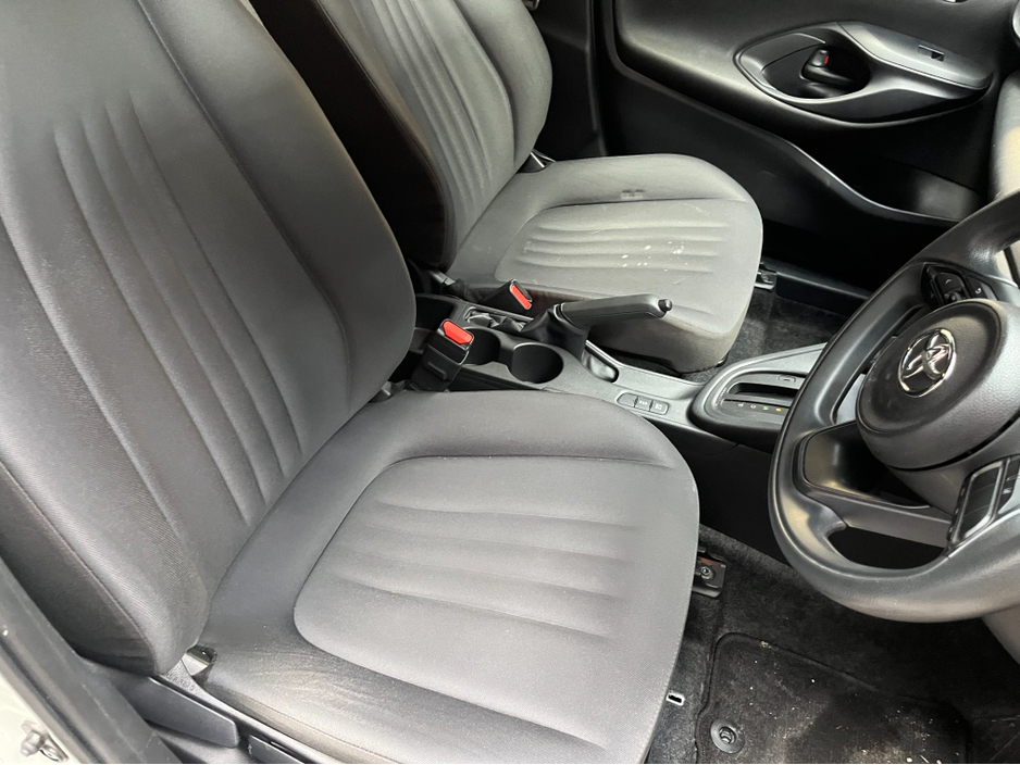 2021 Toyota Yaris - image 9