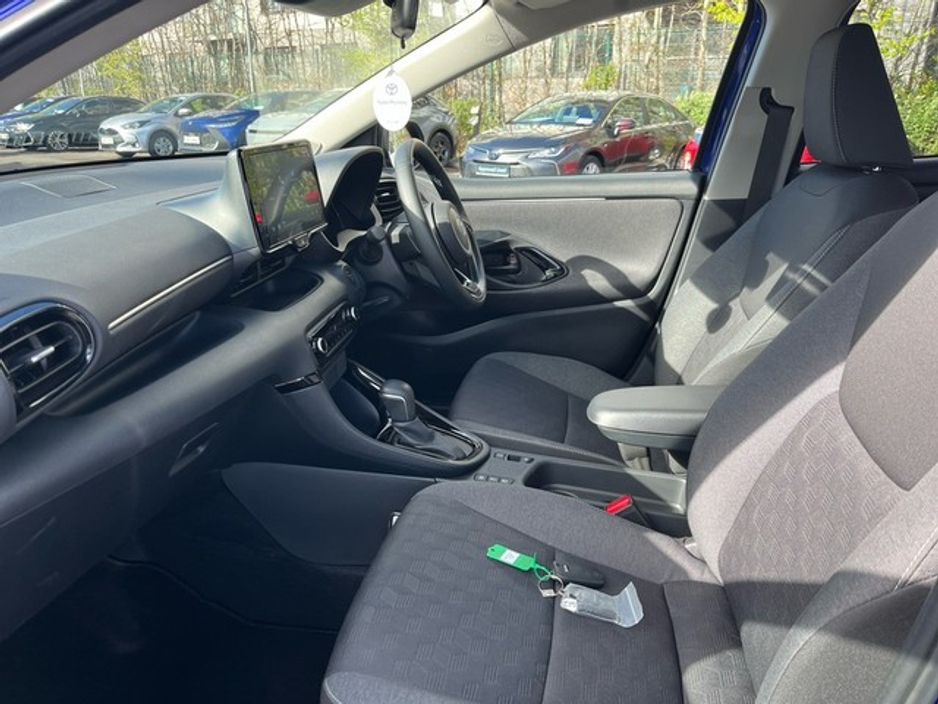 2024 Toyota Yaris - image 6