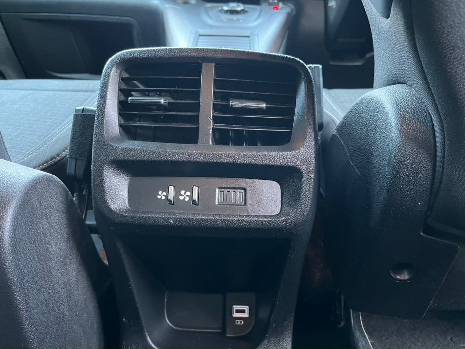 2020 Peugeot Rifter - image 25