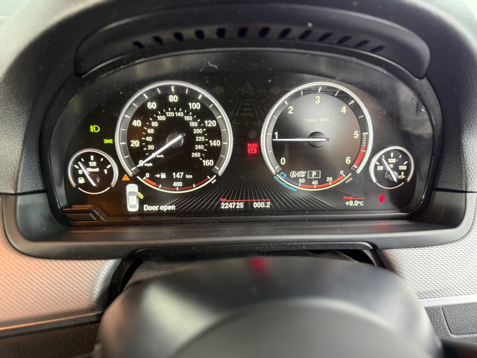 2016 BMW 5 Series - image 27