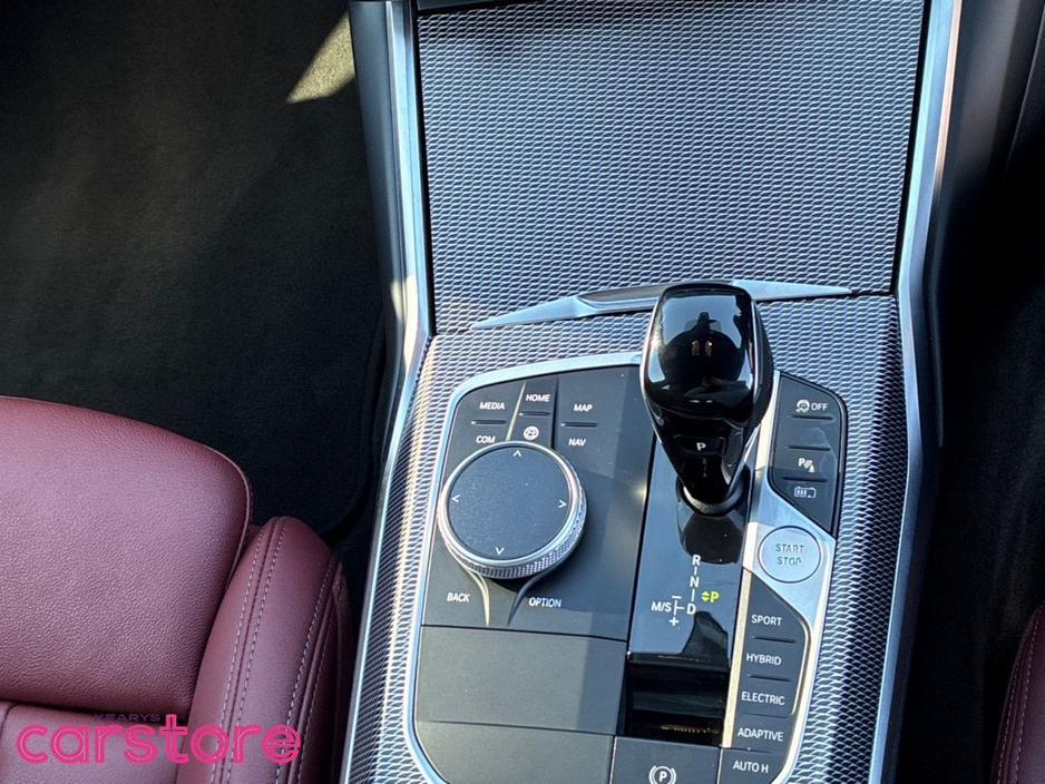 2021 BMW 3 Series - image 22