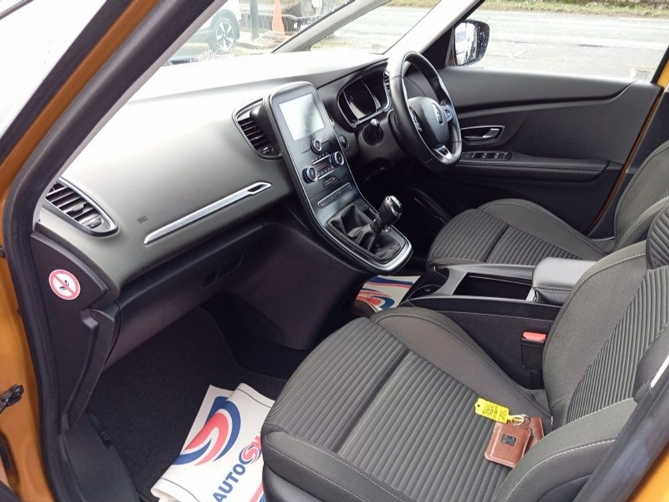 2020 Renault Scenic - image 5