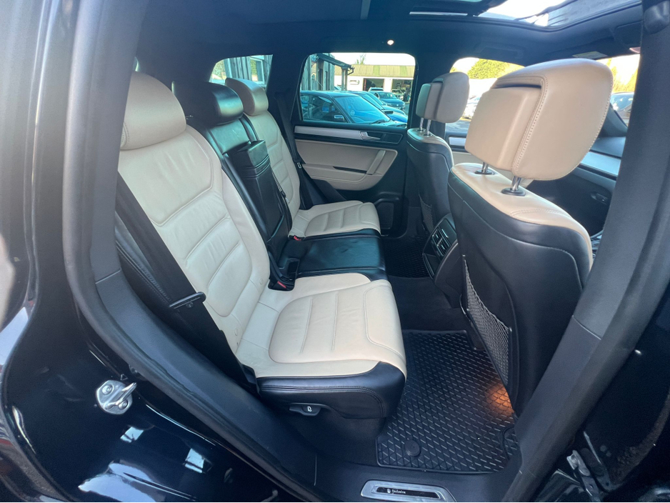 2018 Volkswagen Touareg - image 13