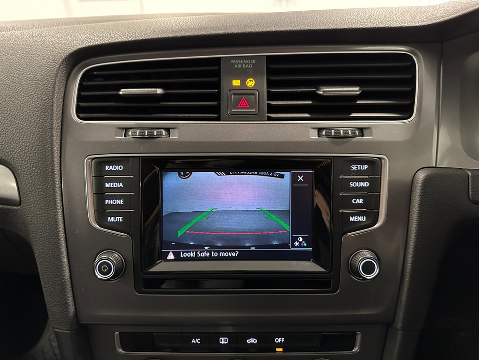 2014 Volkswagen Golf - image 24