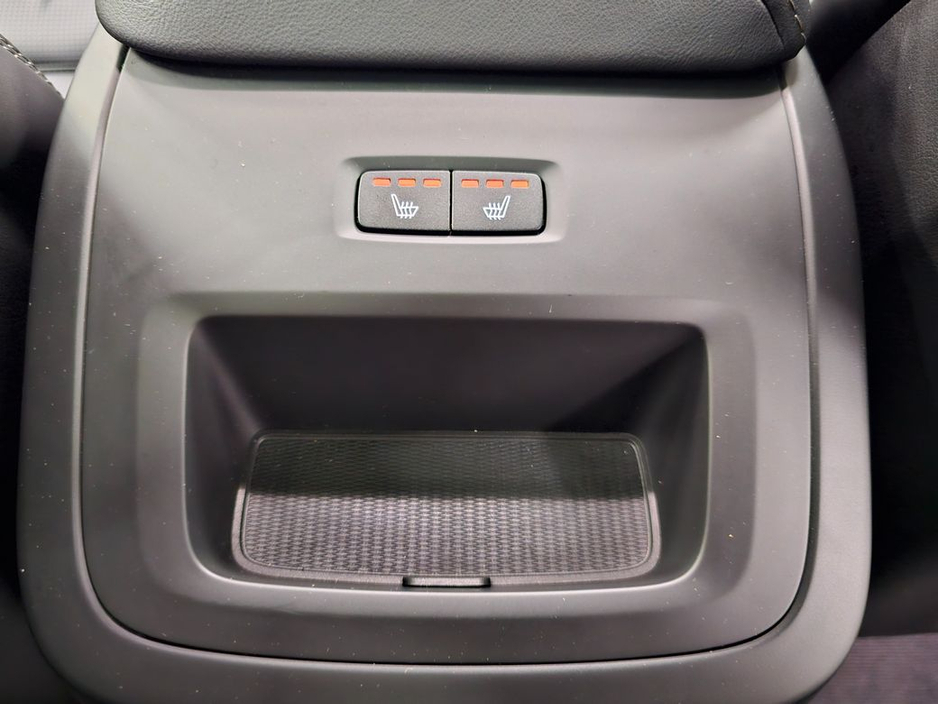 2025 Volvo XC60 - image 21
