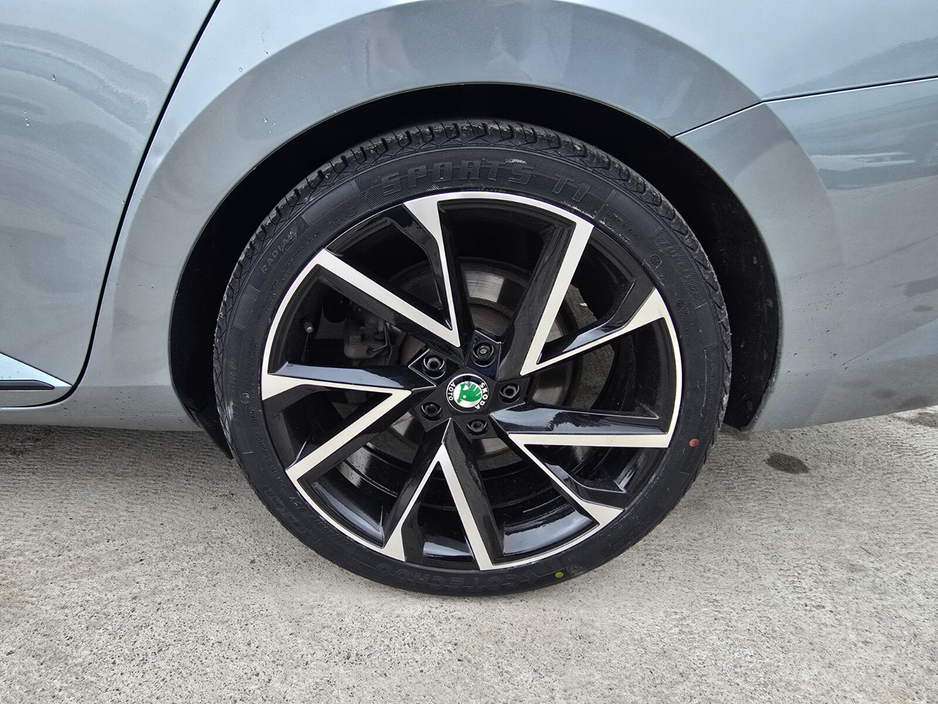 2018 Skoda Superb - image 13