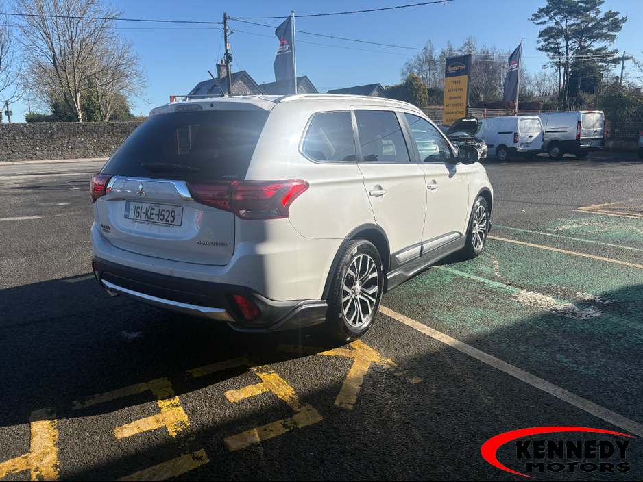 2016 Mitsubishi Outlander - image 3