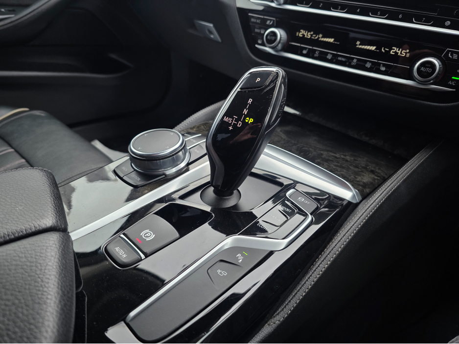 2017 BMW 5 Series 523D LUXURY - CARPLAY NAVIGATION EDITION FULL LEATHER ELECTRIC HEATED SEATS - 360 REVERCE CAMERA - PRIVACY GLASS €24,950