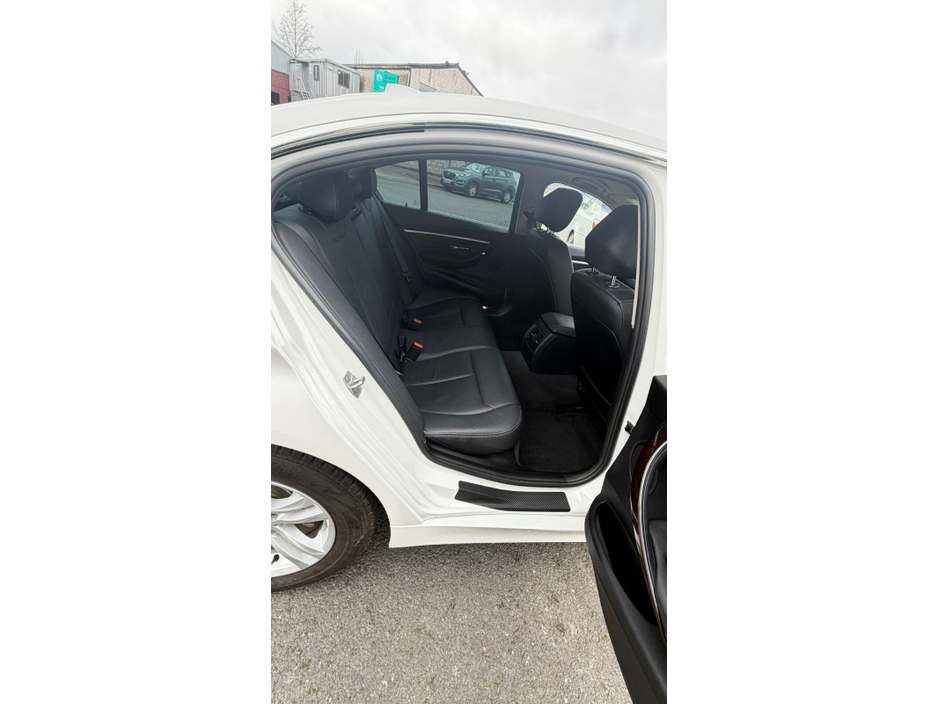 2017 BMW 3 Series - image 12