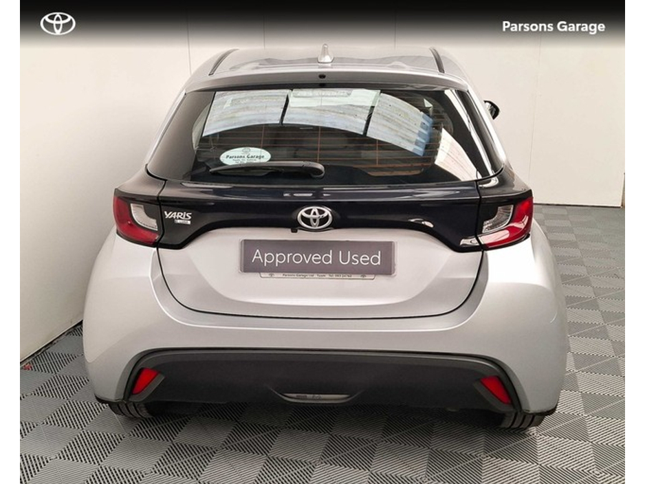 2023 Toyota Yaris - image 4