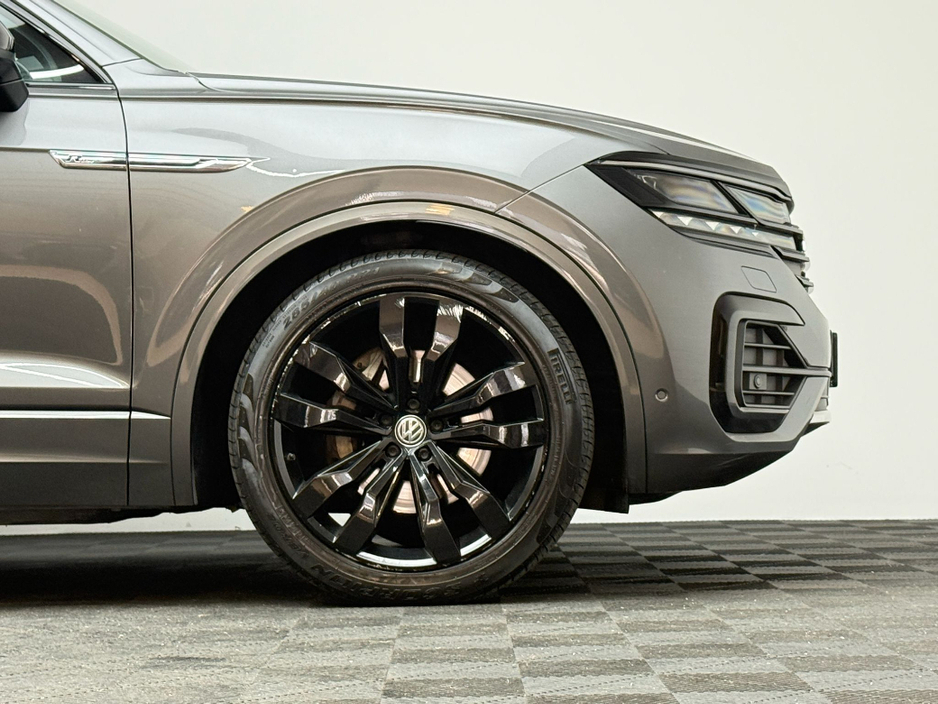 2020 Volkswagen Touareg - image 9