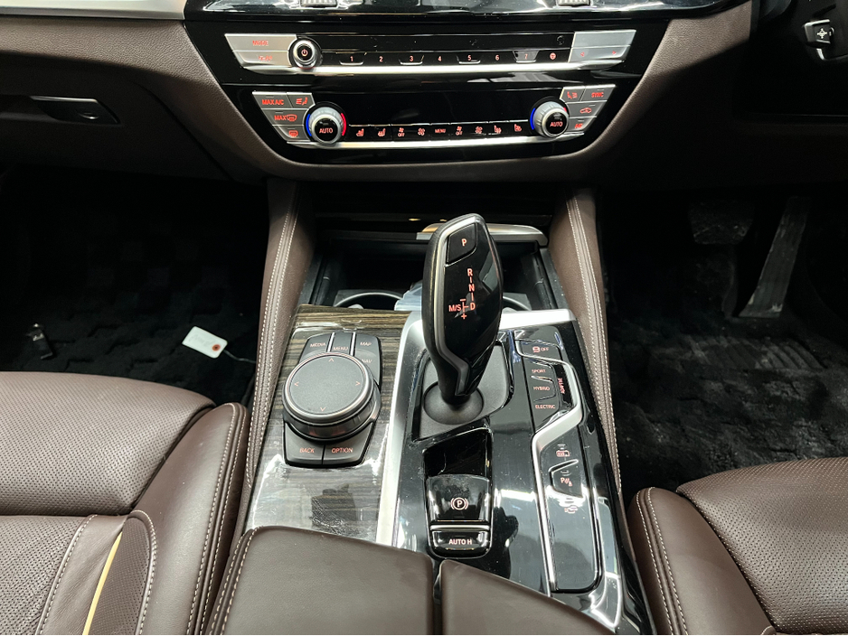 2020 BMW 5 Series €32950 2020 BMW 530E LUXURY EDITION JOY+ 2.0 AUTOMATIC / CRUISE CONTROL / 360° PARKING CAMERA / ELECTRIC MEMORY & HEATED SEATS / HEATED REAR SEATS / AMBIENT LIGHTS €32,950