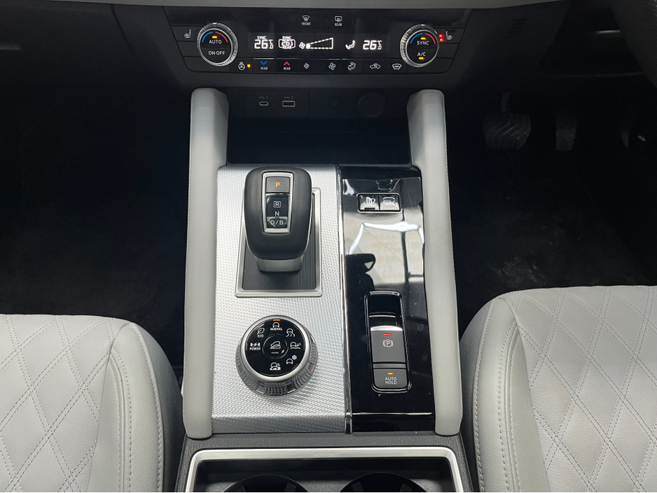 2024 Mitsubishi Outlander - image 25