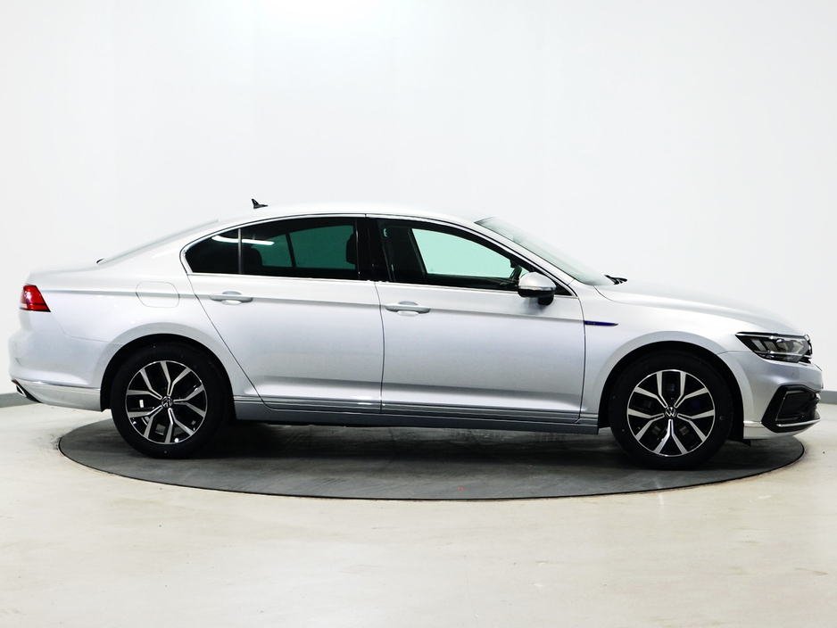 2021 Volkswagen Passat - image 2