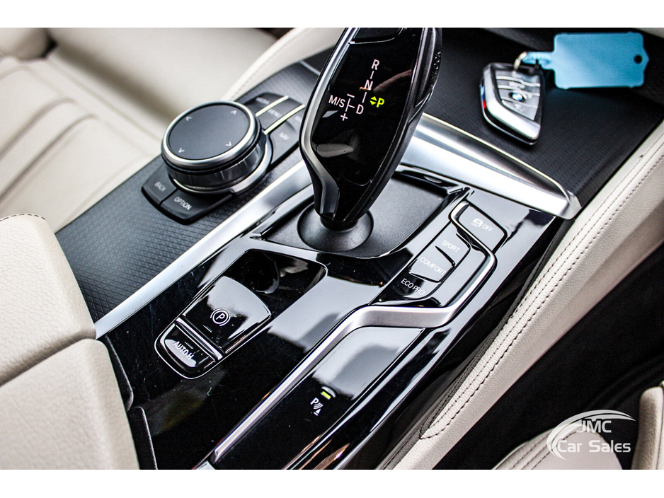 2021 BMW 5 Series - image 19