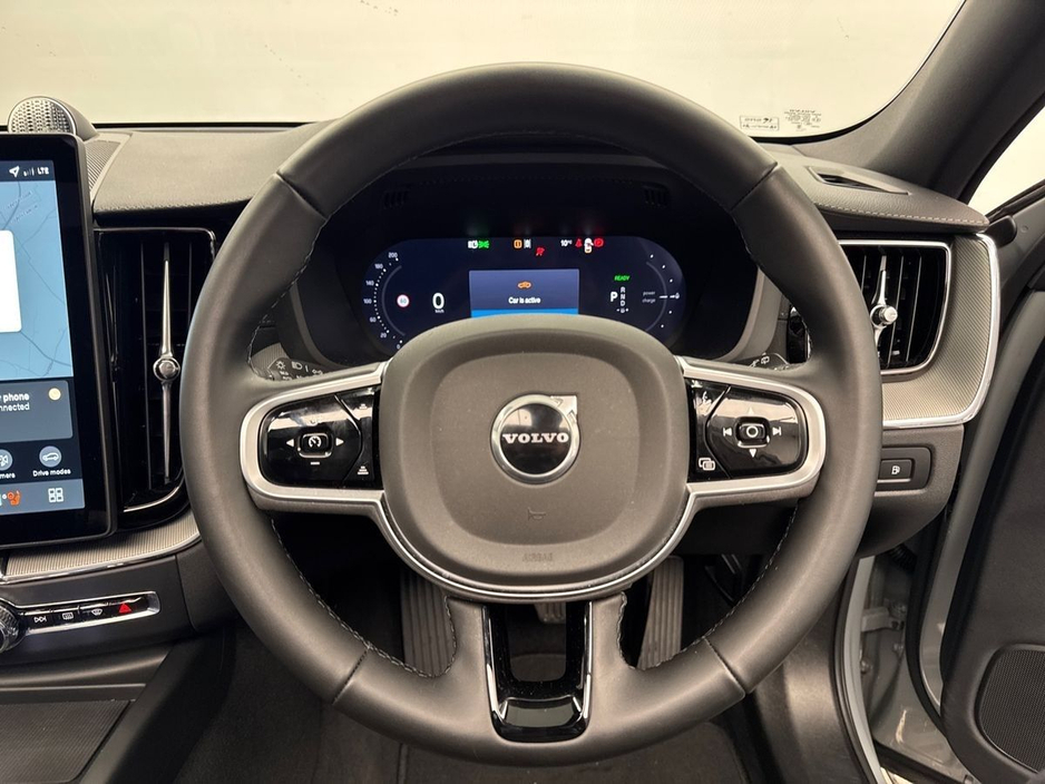 2025 Volvo XC60 - image 13