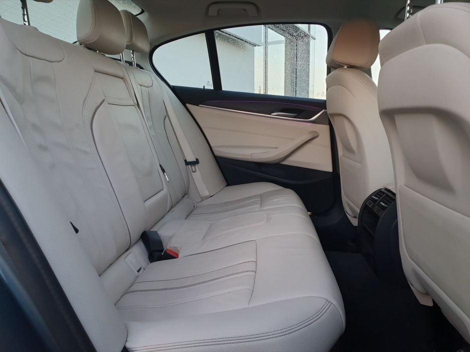 2021 BMW 5 Series - image 10