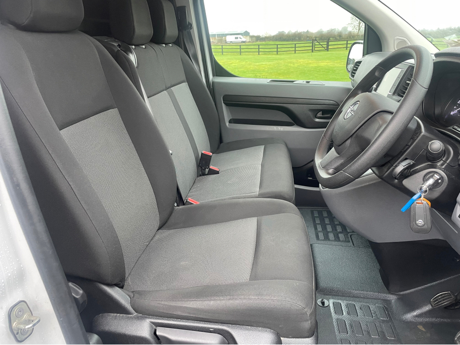 2022 Opel Vivaro - image 7