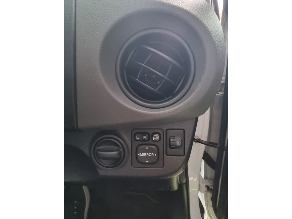 2014 Toyota Vitz - image 15