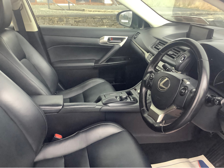 2017 Lexus CT 200 h - image 6