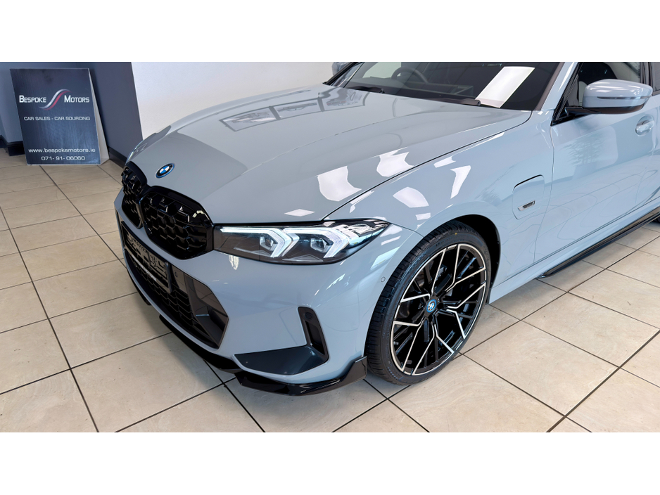 2023 BMW 3 Series - image 2